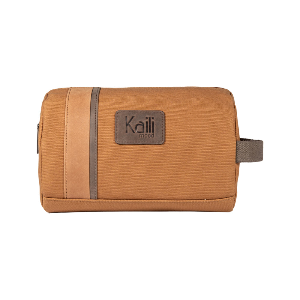 K2005UB | Beauty Case in Canvas 100% Cotone/Vera Pelle pieno fiore, Naked. Colore Cuoio. Maniglia laterale. Chiusura con lampo. Dimensioni: cm 25 x 15 x 17. Confezione: Sacchetto in Tnt